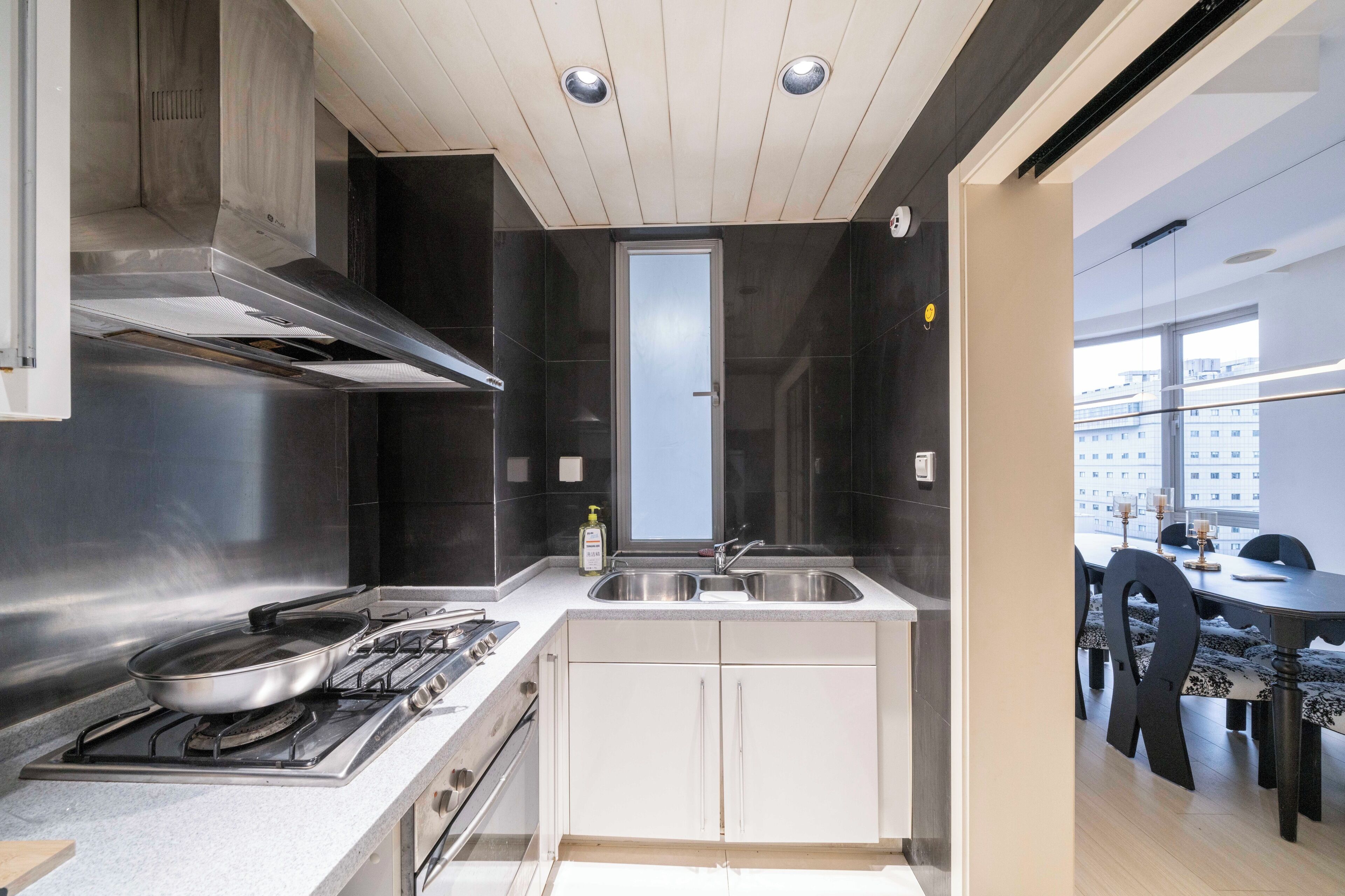 Suite familiar, 3 habitaciones, para no fumadores, vista a la ciudad | Cocina privada | Artículos de limpieza y toallas de papel 