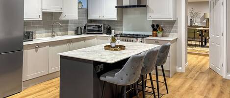 Oppvaskmaskin og høy barnestol