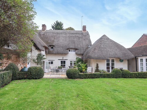 5 bedroom accommodation in Hungerford