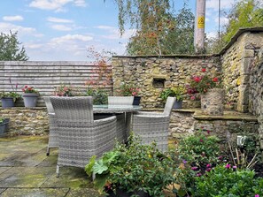Outdoor dining - 3 bedroom accommodation in Giggleswick (Giggleswick)