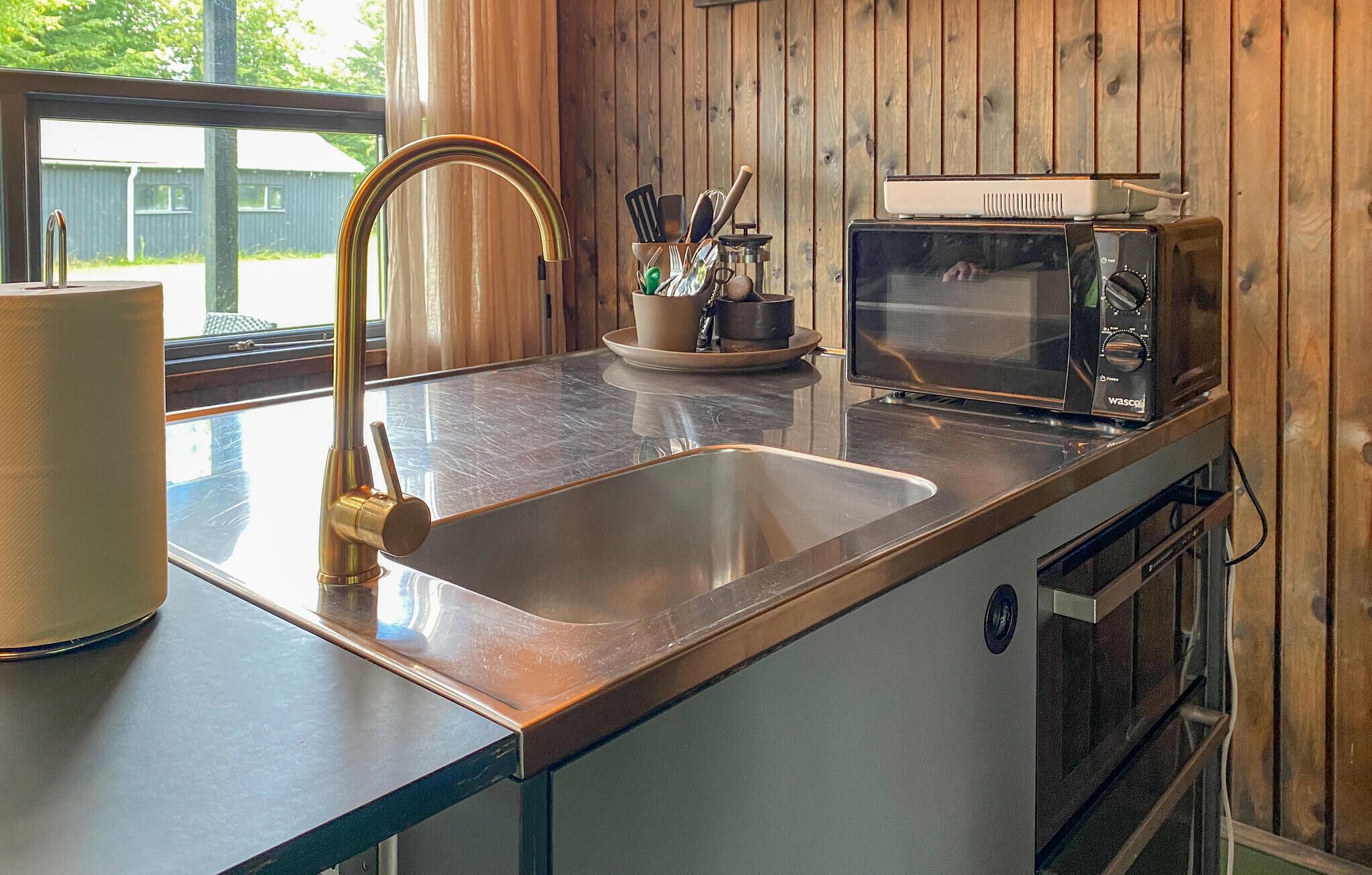 Fridge, stovetop, coffee/tea maker