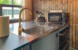 Fridge, stovetop, coffee/tea maker, cookware/dishes/utensils - 1 bedroom gorgeous home in Hampen (Hampen)