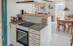 Fridge, stovetop, dishwasher, coffee/tea maker - Lovely home in Thyborøn with WiFi (Thyborøn)