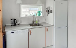 ثلاجة، موقد طهي مسطح، غسالة أطباق، ماكينة لصنع القهوة/الشاي