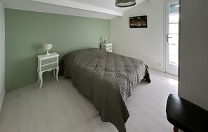 5 bedrooms, iron/ironing board, free WiFi