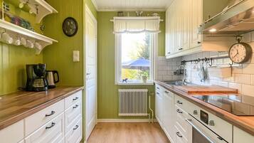 Een koelkast, een oven, een vaatwasser, een koffiezetapparaat/waterkoker