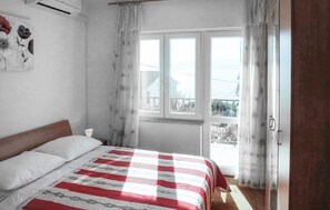 3 bedrooms, travel cot, free WiFi - Lovely apartment in Omis with WiFi (Omis)