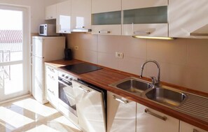 Refrigerador, horno, parrilla de estufa y lavavajillas 