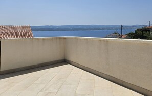 Property grounds - Lovely apartment in Omis with WiFi (Omis)