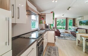 冷蔵庫、オーブン、コンロ、食器洗い機