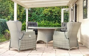 Outdoor dining - Beautiful home in Voorthuizen (Voorthuizen)