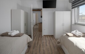 12 bedrooms, iron/ironing board, travel crib, free WiFi - Gorgeous home in Zminj (Zminj)