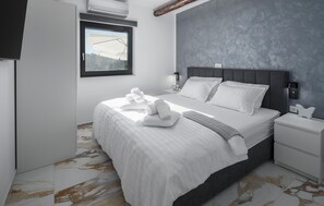 12 bedrooms, iron/ironing board, travel crib, free WiFi - Stunning home in Zminj (Zminj)