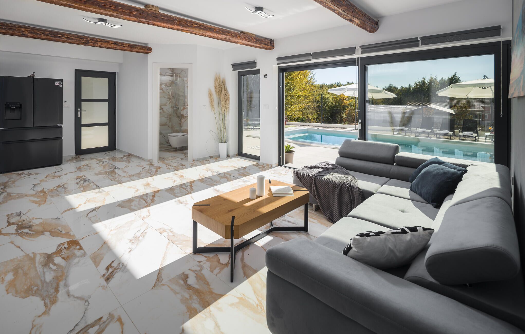 Smart TV, table tennis