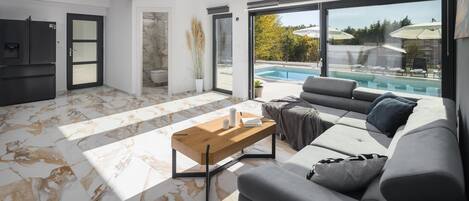 Smart TV, table tennis