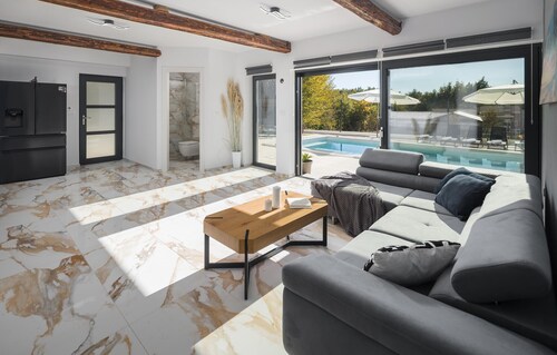 Stunning home in Zminj