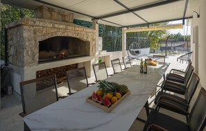 تناول الطعام بالخارج