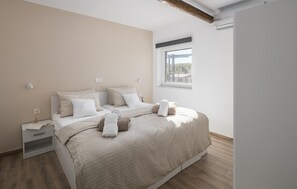 12 عدّة غرف نوم ومكواة/لوح كي وسرير سفر وواي فاي مجانًا