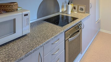 Køleskab, ovn, kogeplade, opvaskemaskine