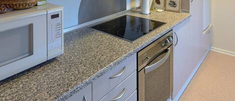 Fridge, oven, stovetop, dishwasher