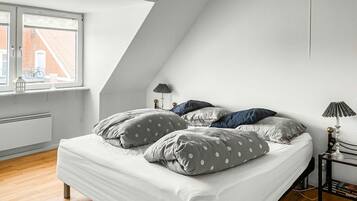 2 bedrooms, travel crib, free WiFi