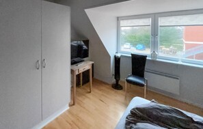 2 bedrooms, travel crib, free WiFi