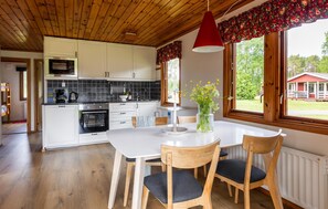 Fridge, microwave, stovetop, coffee/tea maker - 2 bedroom amazing home in Byxelkrok (Byxelkrok)