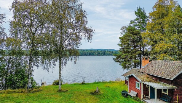 A lakeside cabin with a view of the lake and forest. - Lake front home in Leksand with lake view (Leksand)