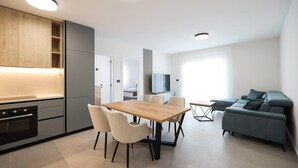 A modern apartment with a kitchen, dining area, and living room. - Nice apartment in Privlaka with WiFi (Privlaka)
