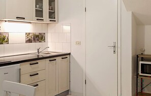 Kühlschrank, Mikrowelle, Kochgeschirr/Geschirr/Besteck