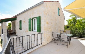 Outdoor dining - Luxurious apartment in Privlaka (Privlaka)