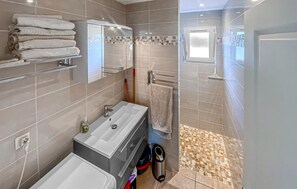 Shower, hair dryer - Stunning home in Roquebrune-Sur-Argens (Roquebrune-Sur-Argens)