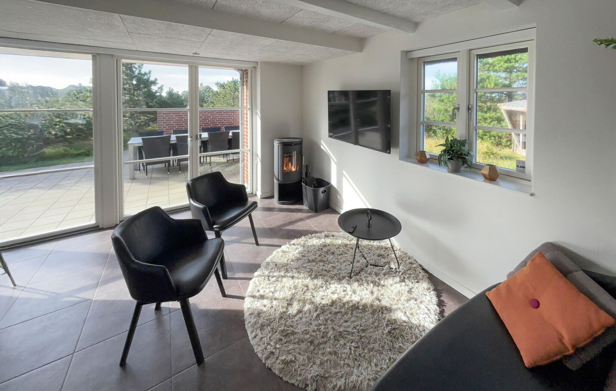 Una televisión, una chimenea