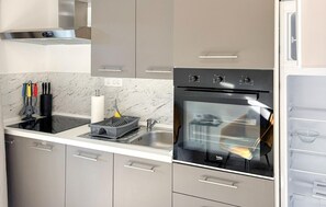 Refrigerador, parrilla de estufa y cafetera y tetera 