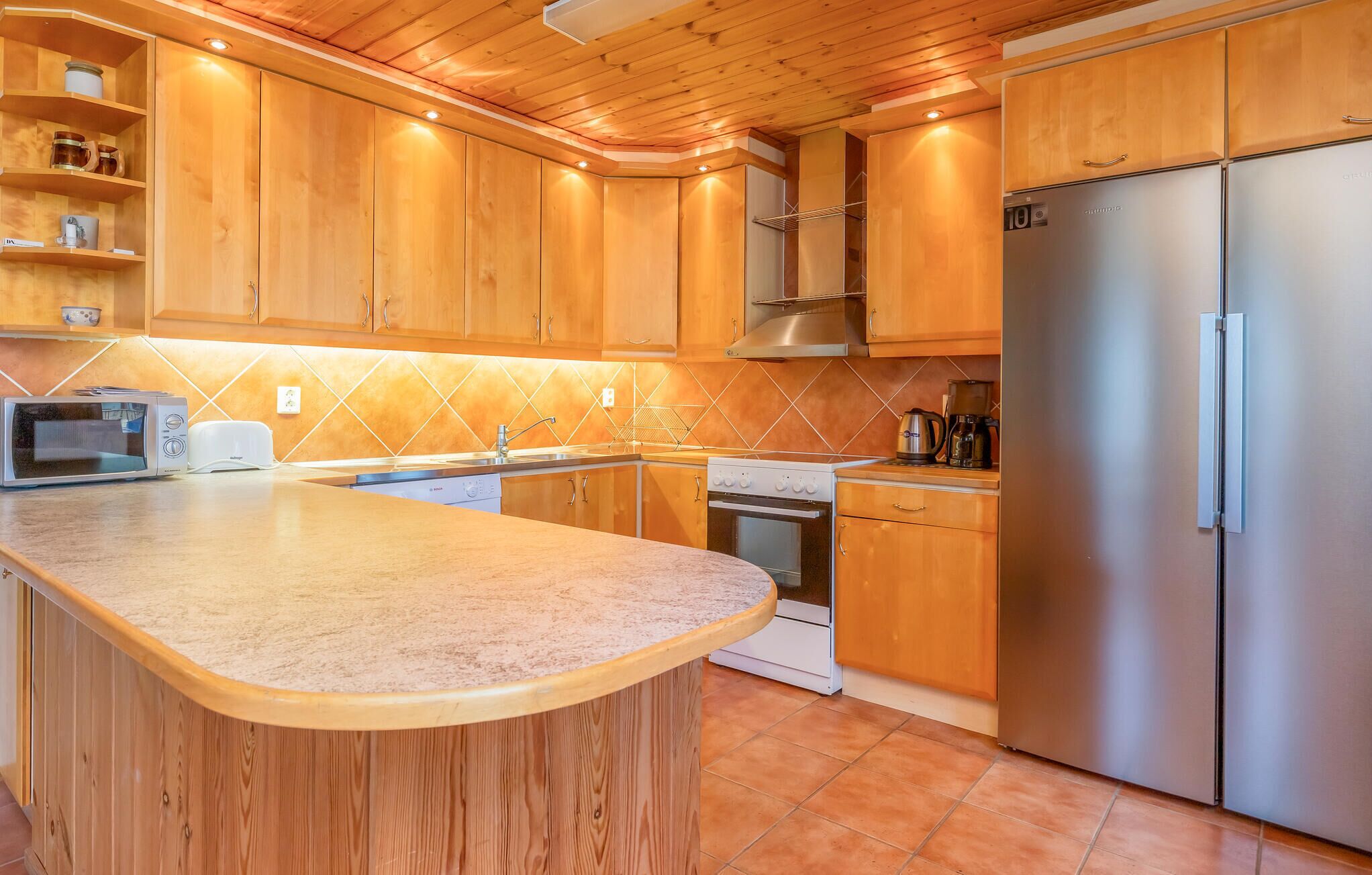 Refrigerador, parrilla de estufa, lavavajillas y cafetera y tetera 