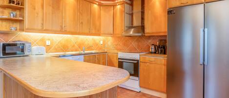 Refrigerador, parrilla de estufa, lavavajillas y cafetera y tetera