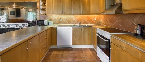 Kühlschrank, Herdplatte, Wasserkocher mit Kaffee-/Teezubehör