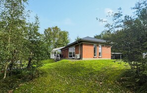 Exterior - 3 bedroom stunning home in Tarm (Tarm)
