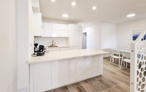 Kühlschrank, Ofen, Herdplatte, Wasserkocher mit Kaffee-/Teezubehör