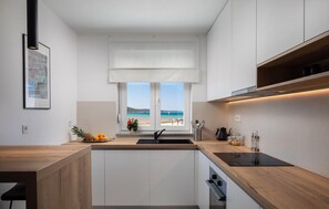 Refrigerador, horno, lavavajillas y cafetera y tetera 
