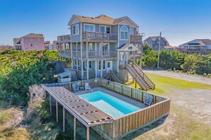 Een buitenzwembad, een verwarmd zwembad