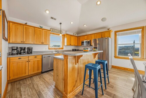 Oceanside, Dog Friendly Home in Rodanthe with Pool and Hot Tub