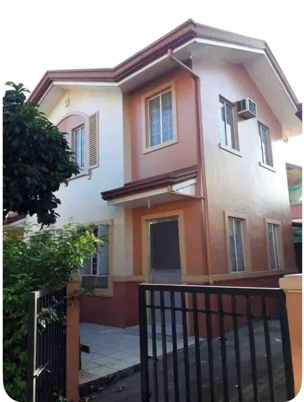 Exterior - TwoRms,UnliWifi,1AC room 1singleBunk,WholeHouse,Easy access to malls etc. (Quezon city)