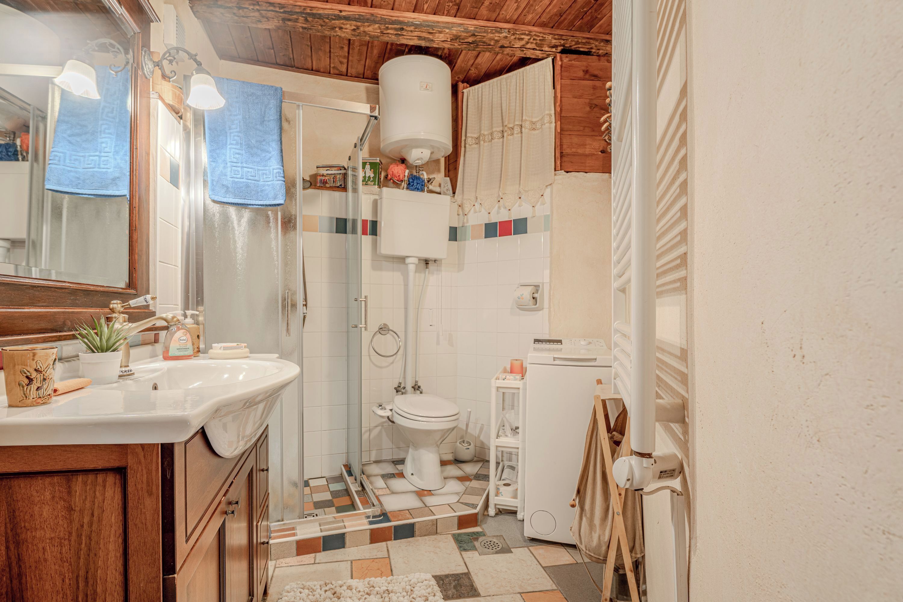 Nhà dành cho gia đình, nhiều phòng ngủ (Holiday Home Rozina with Sauna) | Phòng tắm | Buồng tắm vòi sen, máy sấy tóc, khăn tắm, xà phòng 