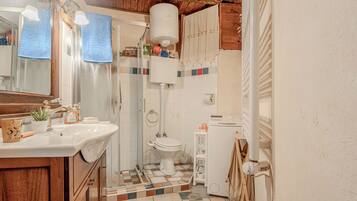 Nhà dành cho gia đình, nhiều phòng ngủ (Holiday Home Rozina with Sauna) | Phòng tắm | Buồng tắm vòi sen, máy sấy tóc, khăn tắm, xà phòng