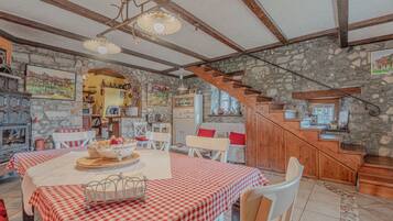 Nhà dành cho gia đình, nhiều phòng ngủ (Holiday Home Rozina with Sauna) | Khu ăn uống