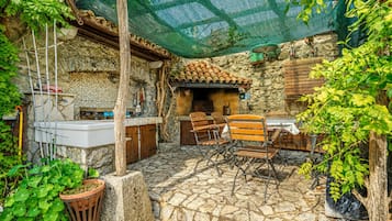 Nhà dành cho gia đình, 3 phòng ngủ, ban công (Traditional Karst House Rozina /w) | Khu ẩm thực ngoài trời