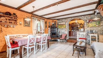 Familienhaus, 3 Schlafzimmer, Balkon (Traditional Karst House Rozina /w) | Speisen