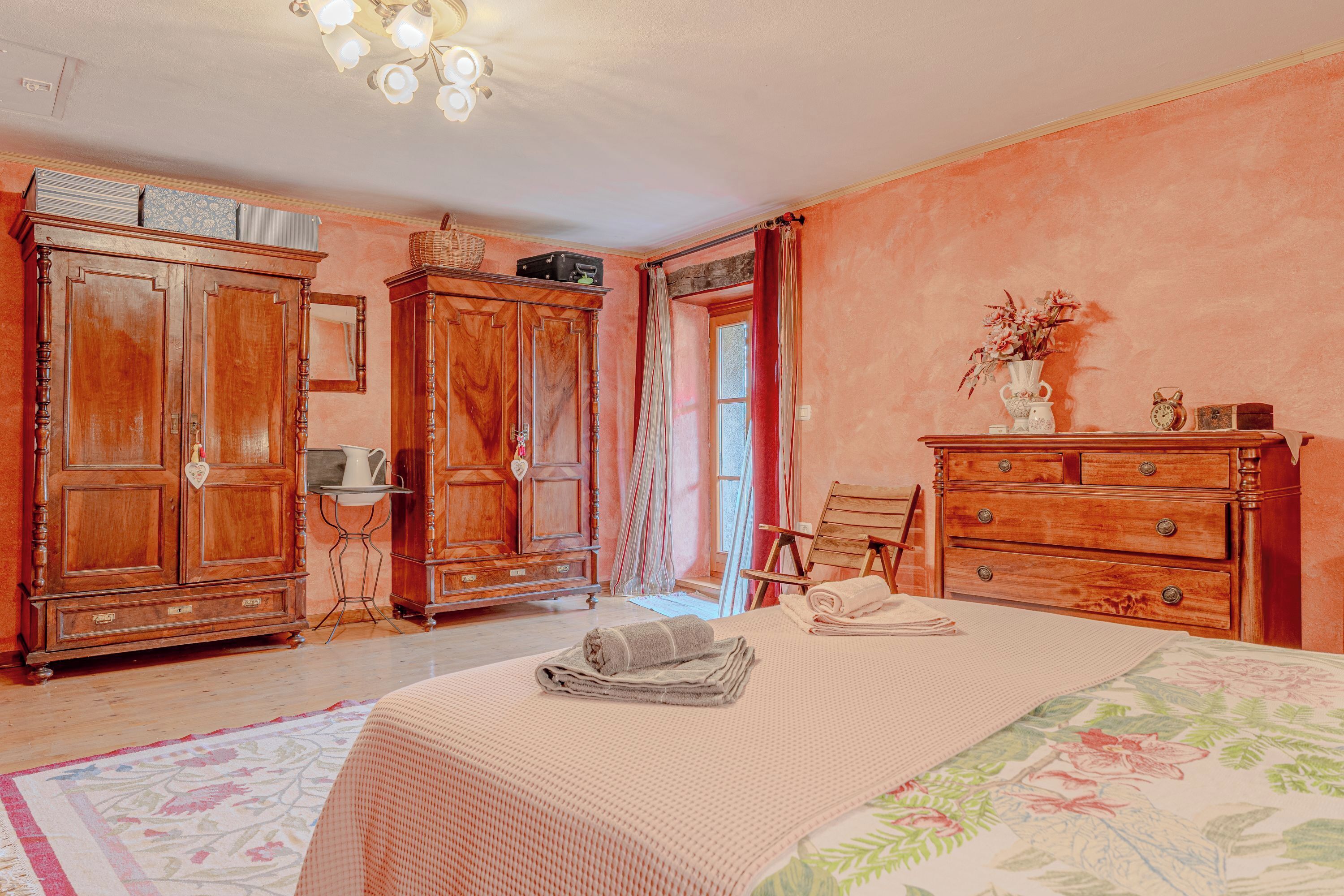 3 bedrooms, laptop workspace, iron/ironing board, WiFi