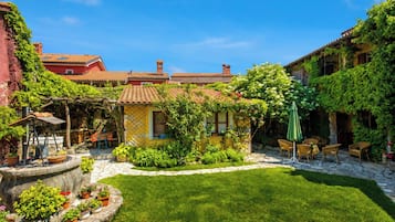 Familienhaus, 3 Schlafzimmer, Balkon (Traditional Karst House Rozina /w) | Unterkunftsgelände
